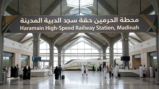 منصة قطار الحرمين السريع في محطة المدينة المنورة مع تجهيزات حديثة للمسافرين