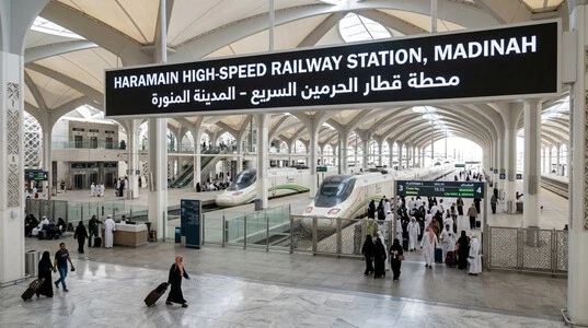 محطة قطار الحرمين المدينة المنورة من الخارج مع تصميم حديث وخدمات للمسافرين